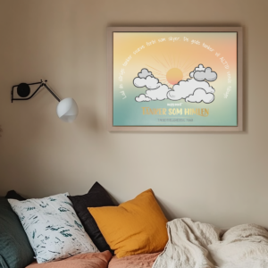 Plakat med sol og skyer i en rolig farvepalette af orange, blå og grøn. Teksten på plakaten opfordrer til at lade dårlige tanker svæve forbi som skyer og fokusere på de gode tanker. Plakaten hænger i en hyggelig soveværelsesindretning med en seng og puder i varme nuancer.